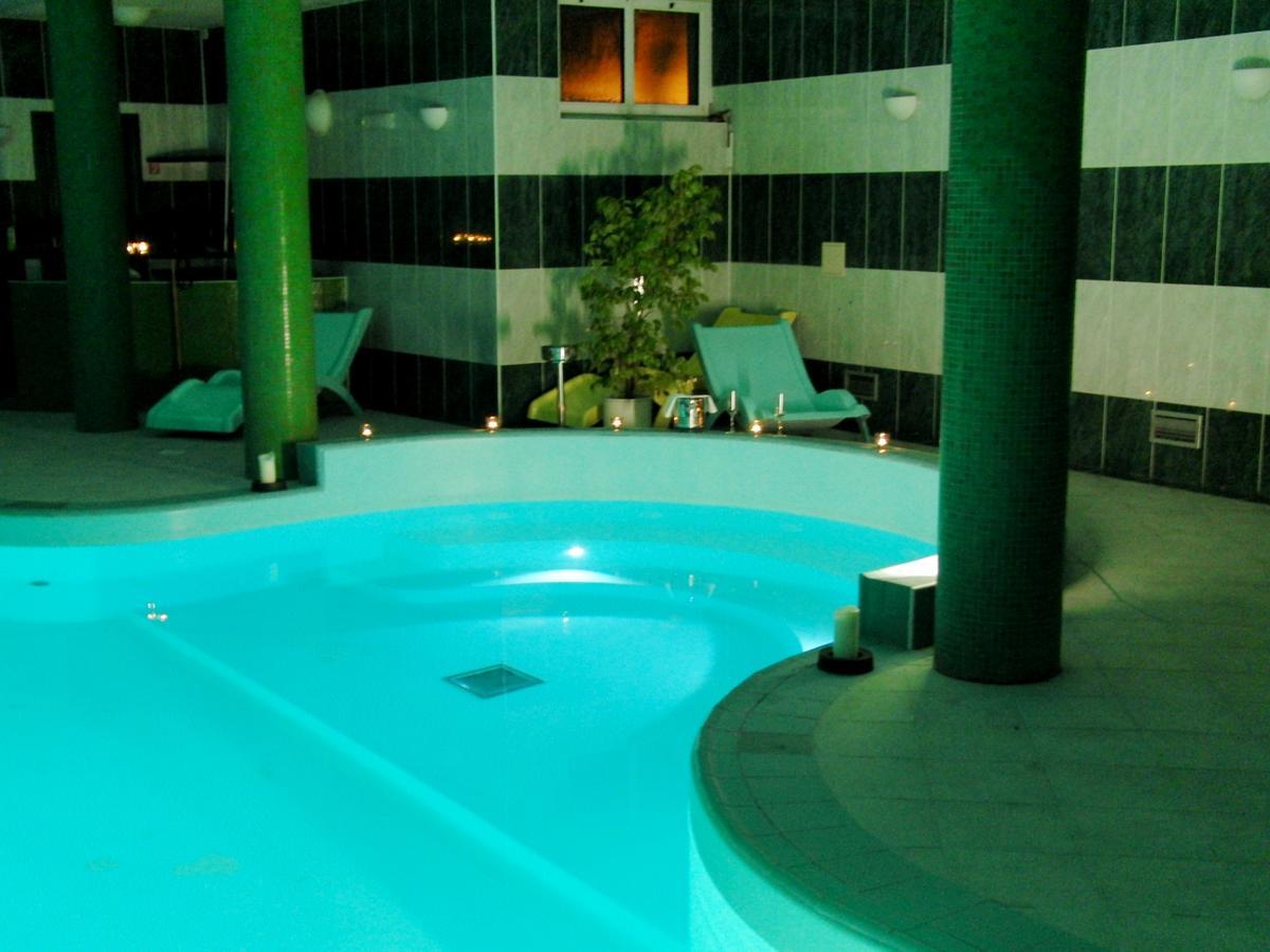 Wellness Hotel Kastiel Jaslovske Bohunice ภายนอก รูปภาพ